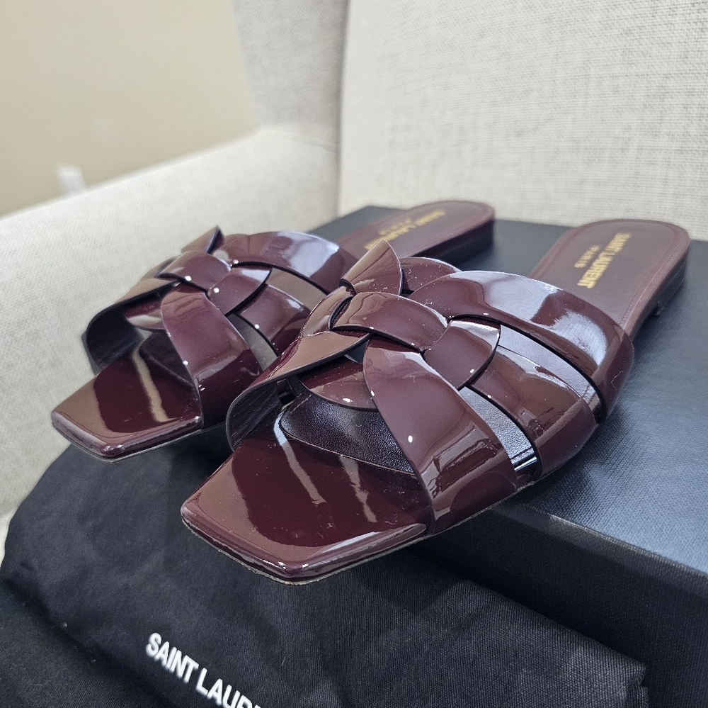 TRIBUTE MULES IN PATENT LEATHER